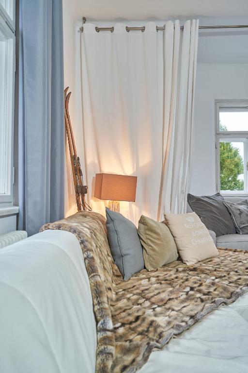 A bed or beds in a room at Family Wellhouse Green Garden direct in Salzburg, sunny big garden, up to 16 pax, bikes for free, BBQ, sunbeds, parking for free, 15 min sound of music