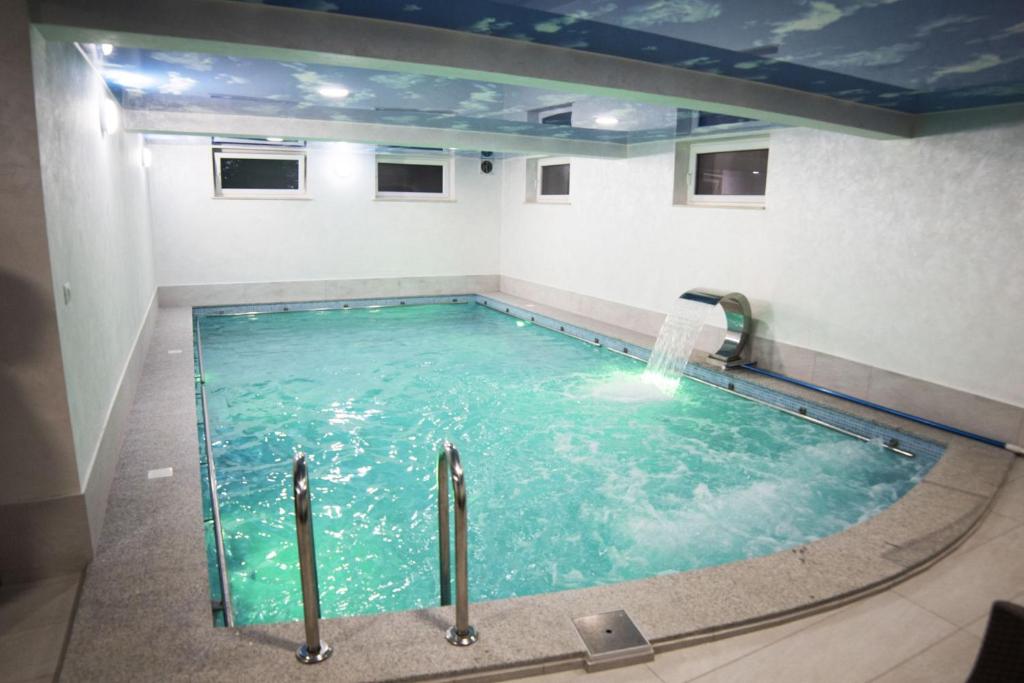 ein Swimmingpool mit Wasserfontäne in der Unterkunft Pensiunea Andias in Suceviţa