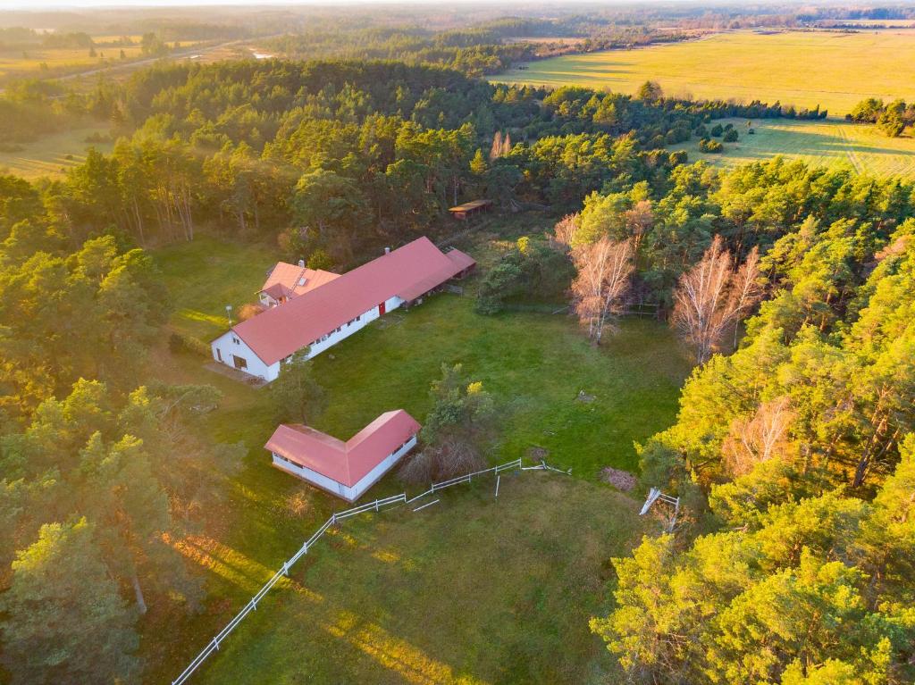 una vista aérea de una casa en un campo en Ratsu Turismitalu en Jõgela