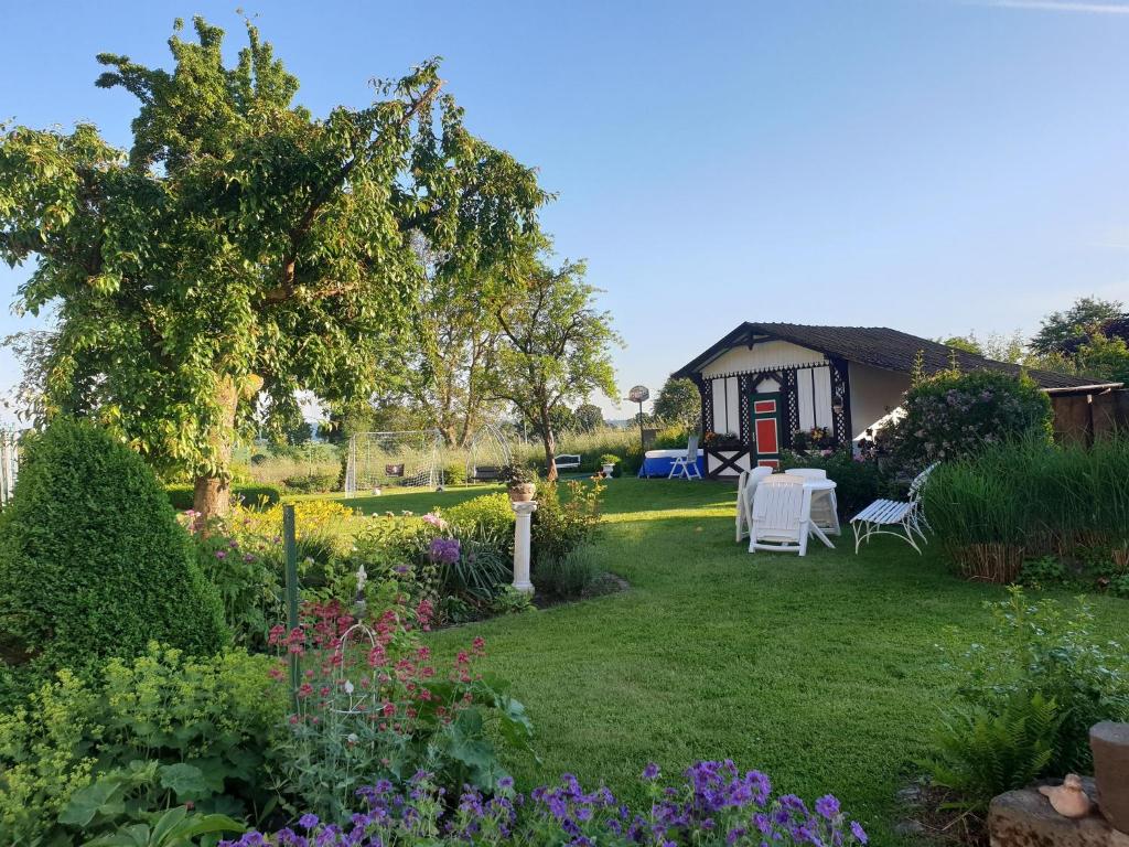 un jardín con mesa y sillas y una casa en Fewo Wolf, en Einbeck
