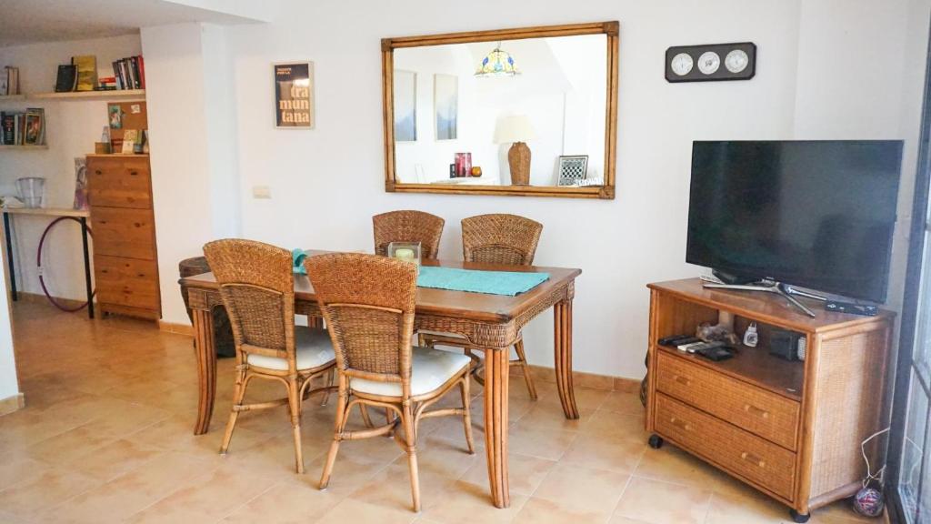 Televízia a/alebo spoločenská miestnosť v ubytovaní VACAY Dúplex Gala, jardín, aire libre, sol, en la Costa Brava, L'Escala!