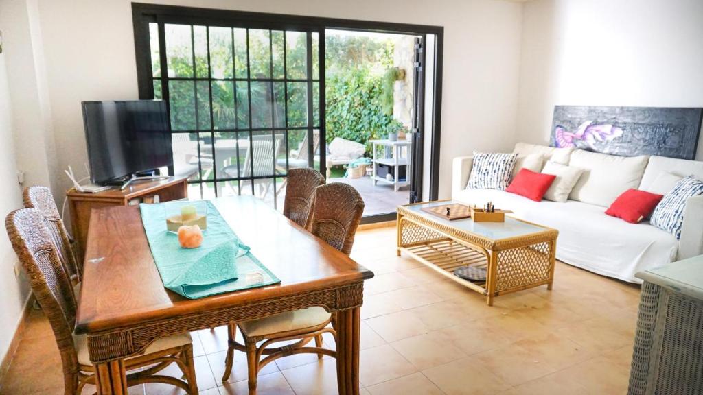 Televízia a/alebo spoločenská miestnosť v ubytovaní VACAY Dúplex Gala, jardín, aire libre, sol, en la Costa Brava, L'Escala!