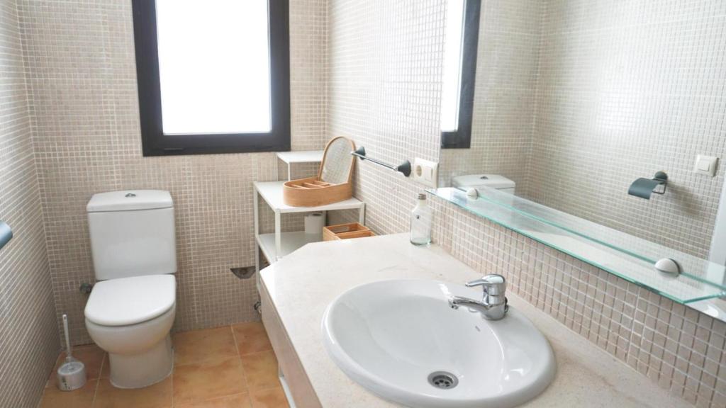 Kúpeľňa v ubytovaní VACAY Dúplex Gala, jardín, aire libre, sol, en la Costa Brava, L'Escala!