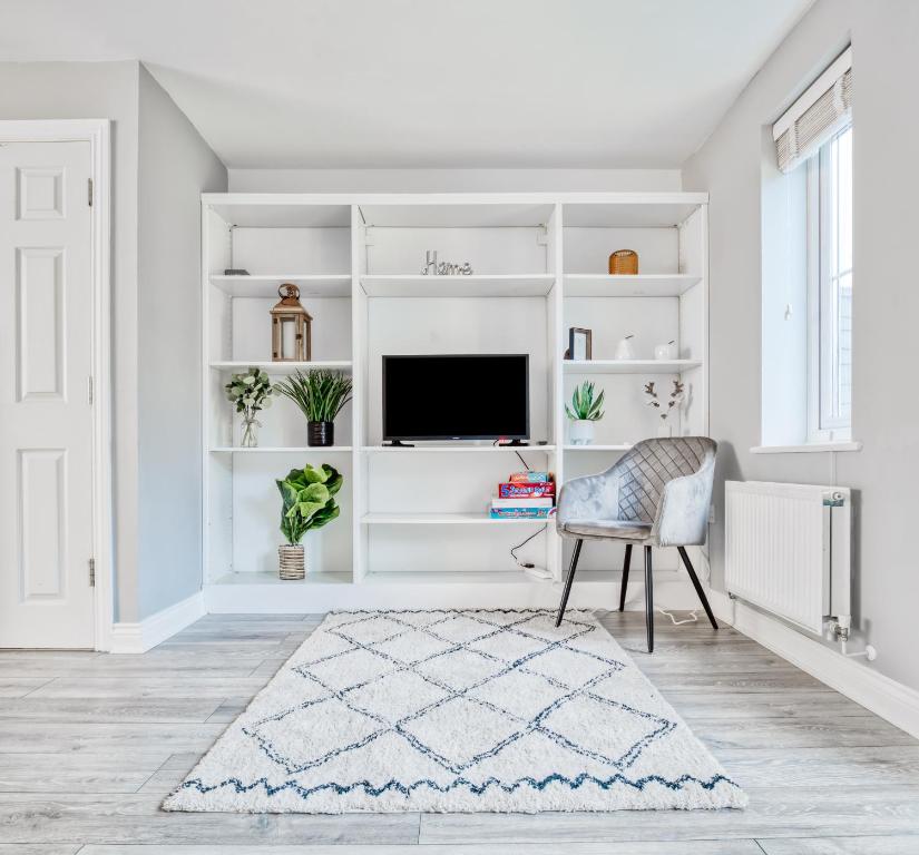 5 Bed House in Gloucester, Hucclecote (updated prices 2024)