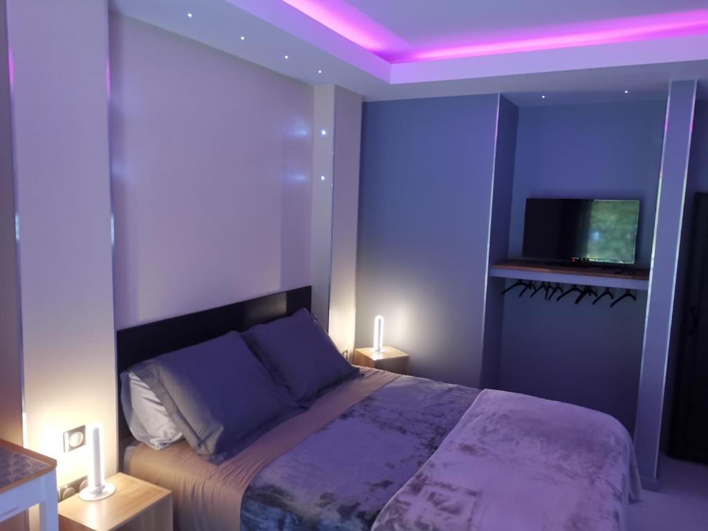 Postel nebo postele na pokoji v ubytování Hostal 170 Room 16 Service Appartement