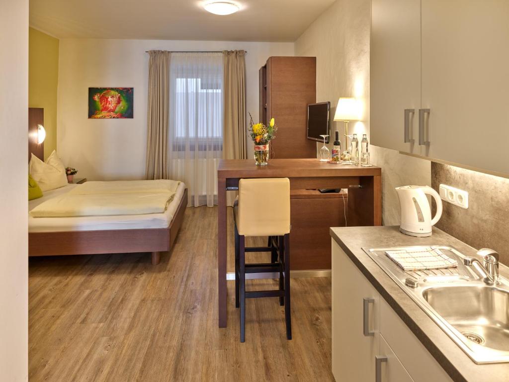 Postel nebo postele na pokoji v ubytování Stadthotel Schärding