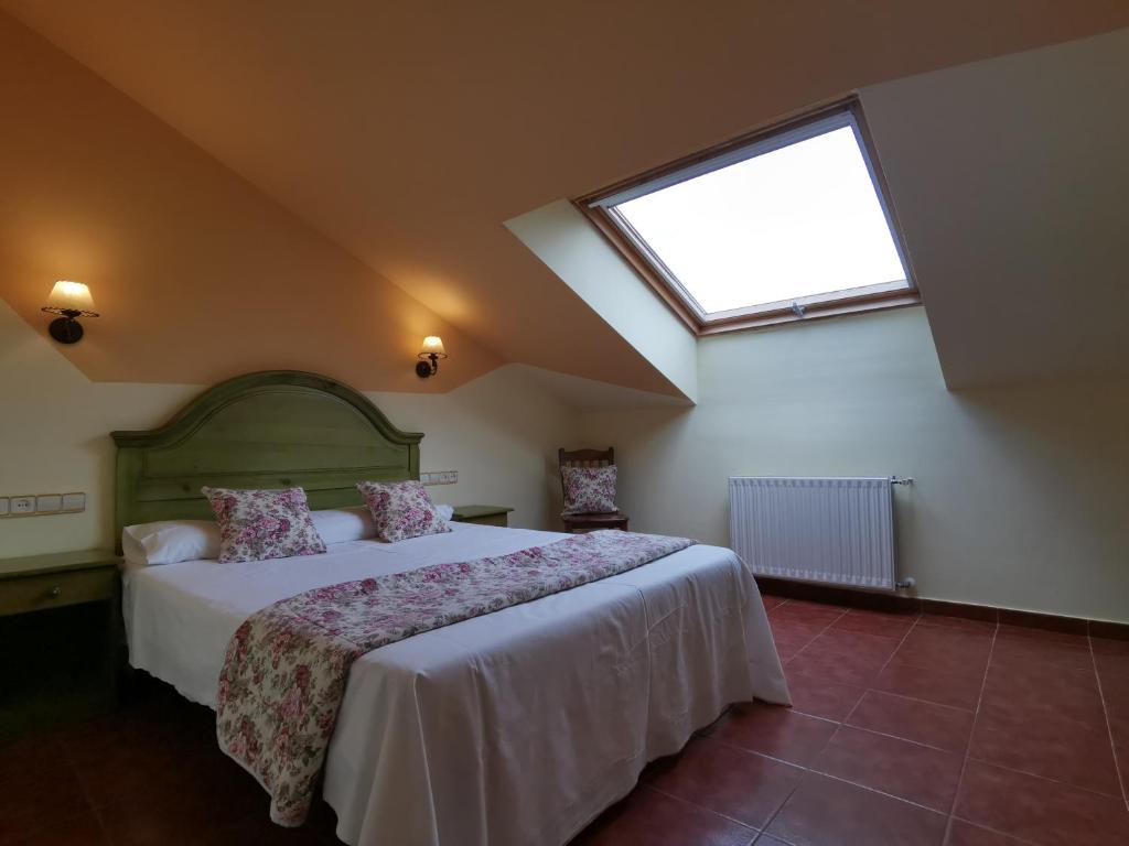 Postel nebo postele na pokoji v ubytování Hotel El Angliru