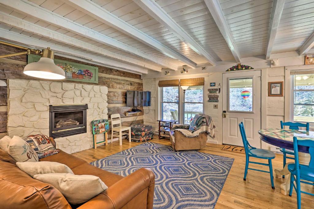 uma sala de estar com um sofá e uma lareira em Riverfront Idyllic Lansing Home with Porch! em Lansing