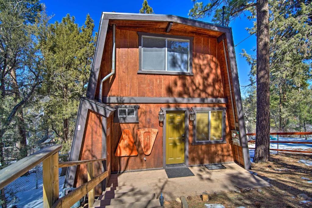 une petite maison dans les bois dans l'établissement Cozy Big Bear Cabin with Deck, Grill and Mtn View, à Big Bear City