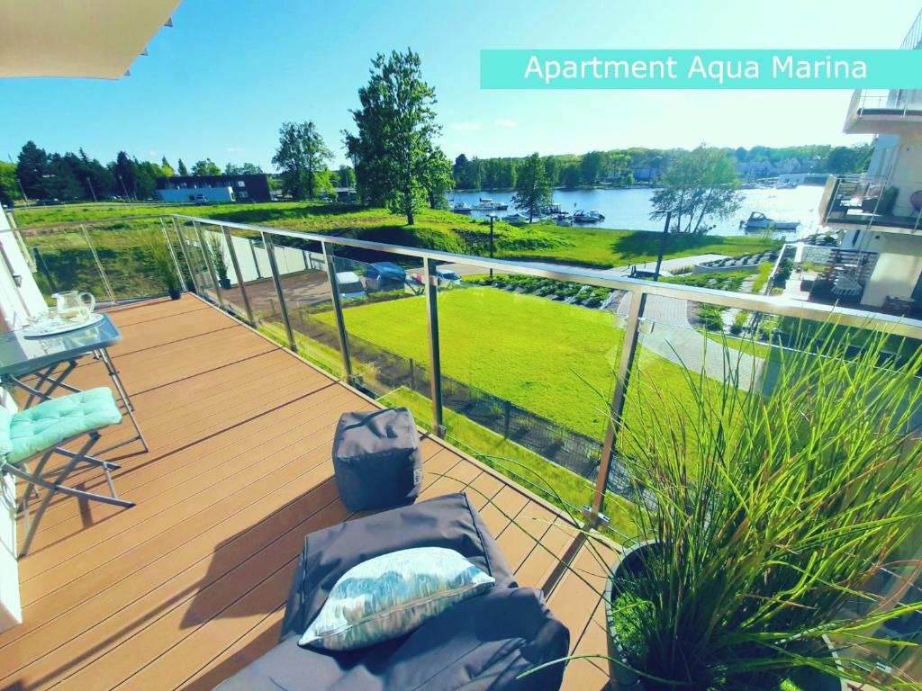 uma varanda com vista para um rio em Apartment Aqua Marina - Lake, Nature and Relax! em Iława