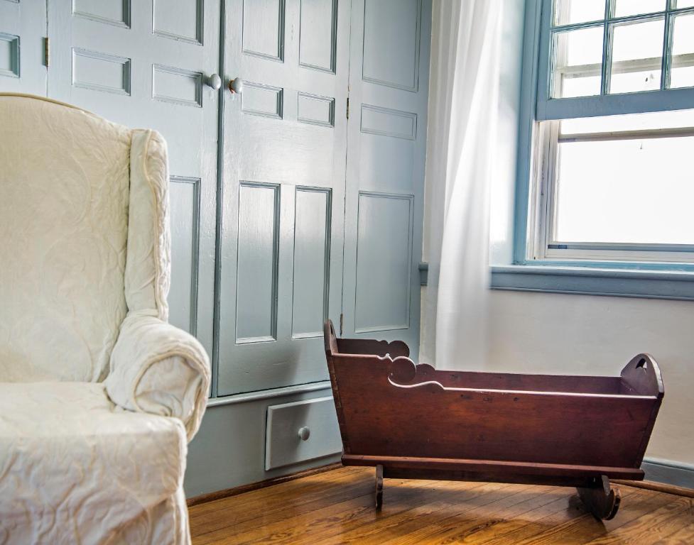 Wades Point Inn on the Bay - Triple Room With Private External Bathroom