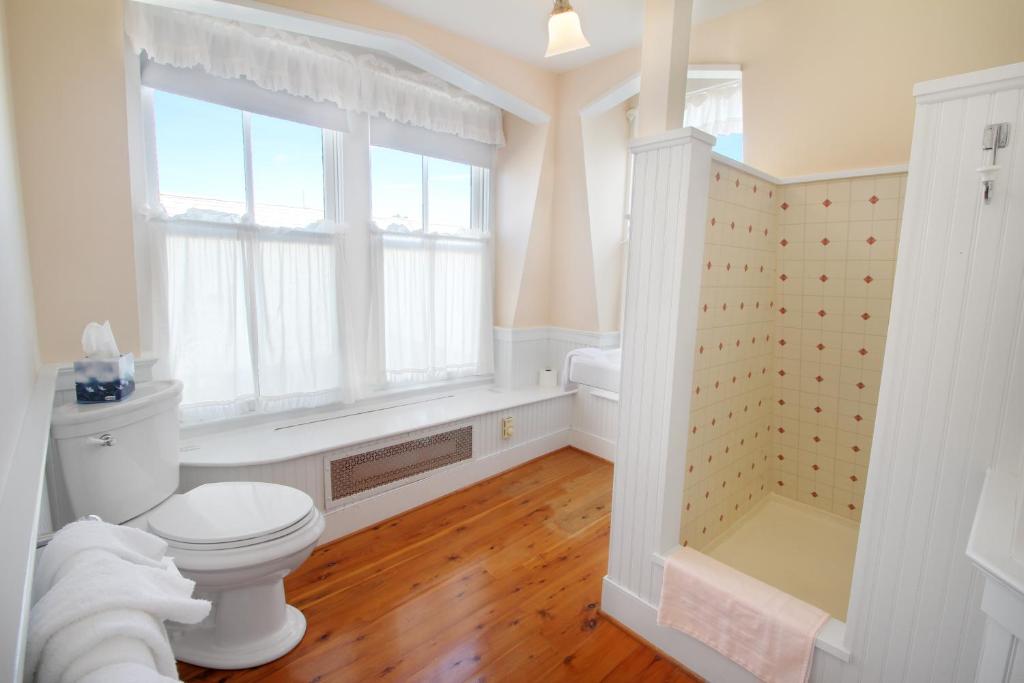 Wades Point Inn on the Bay - Deluxe Double Room With Side Sea View (3rd Floor)