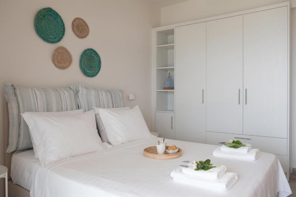 Postel nebo postele na pokoji v ubytování Armikes Beachfront Suites Afionas