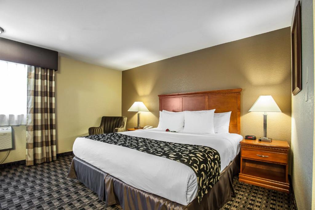 Postel nebo postele na pokoji v ubytování Clarion Inn Renton-Seattle