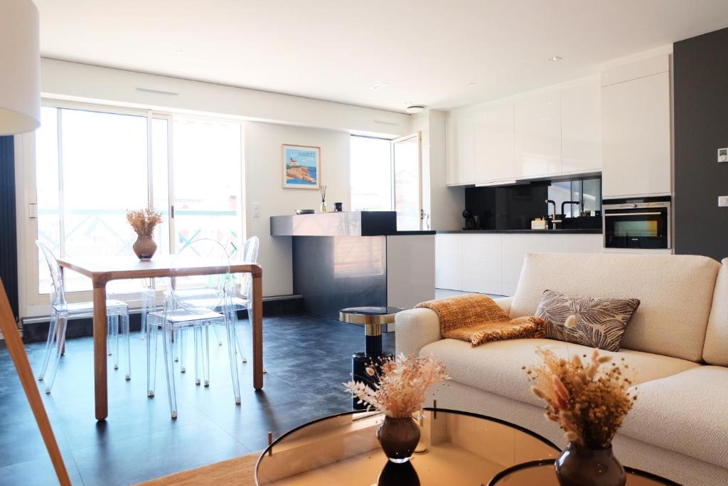 - un salon avec un canapé et une table dans l'établissement Magnifique appartement, en hyper centre, avec terrasse et place de parking, à Biarritz