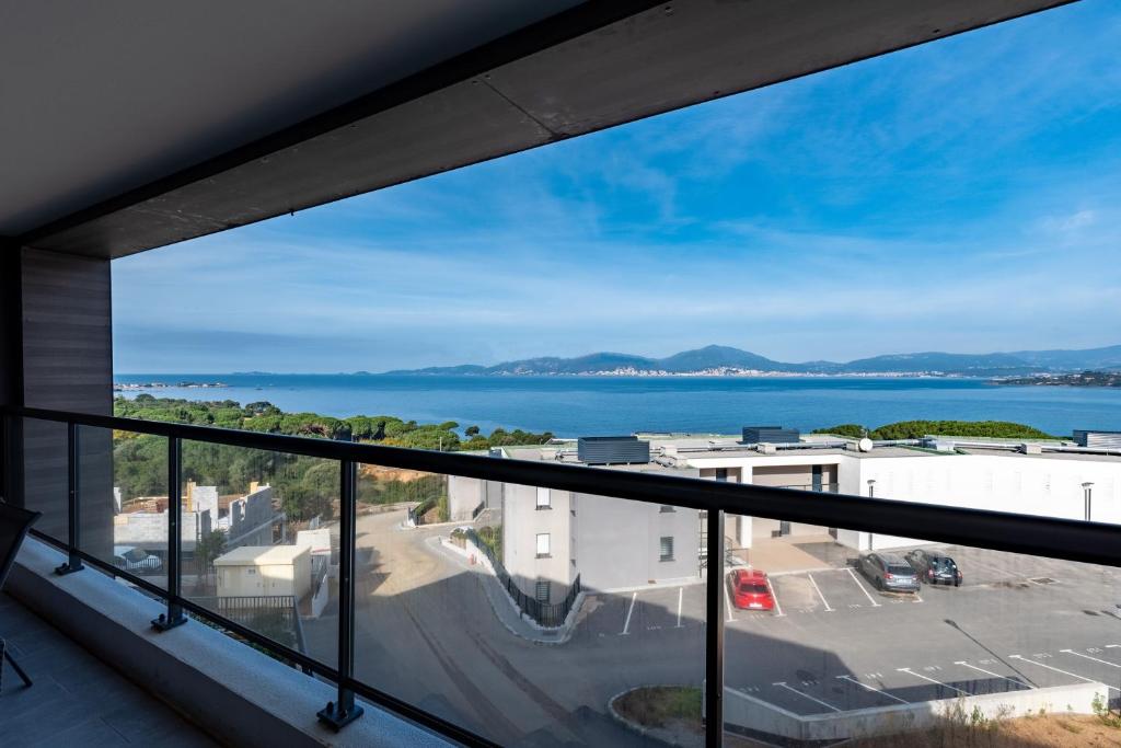 une vue sur l'océan depuis le balcon d'une maison dans l'établissement Le Sillage de Pietrosella, à Pietrosella