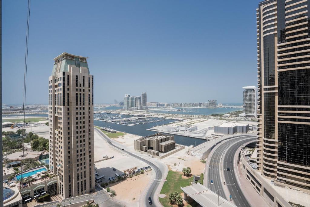 Nespecifikovaný výhled na destinaci Dubaj nebo výhled na město při pohledu z apartmánu
