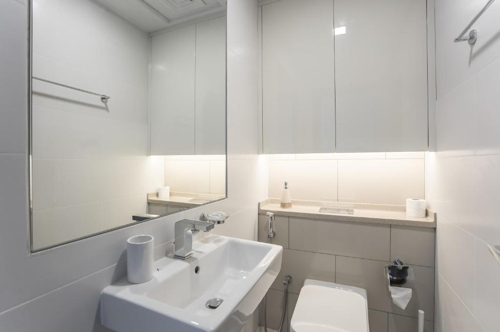 Koupelna v ubytování HiGuests - Exceptional Apt with Furnished Terrace By the Sea