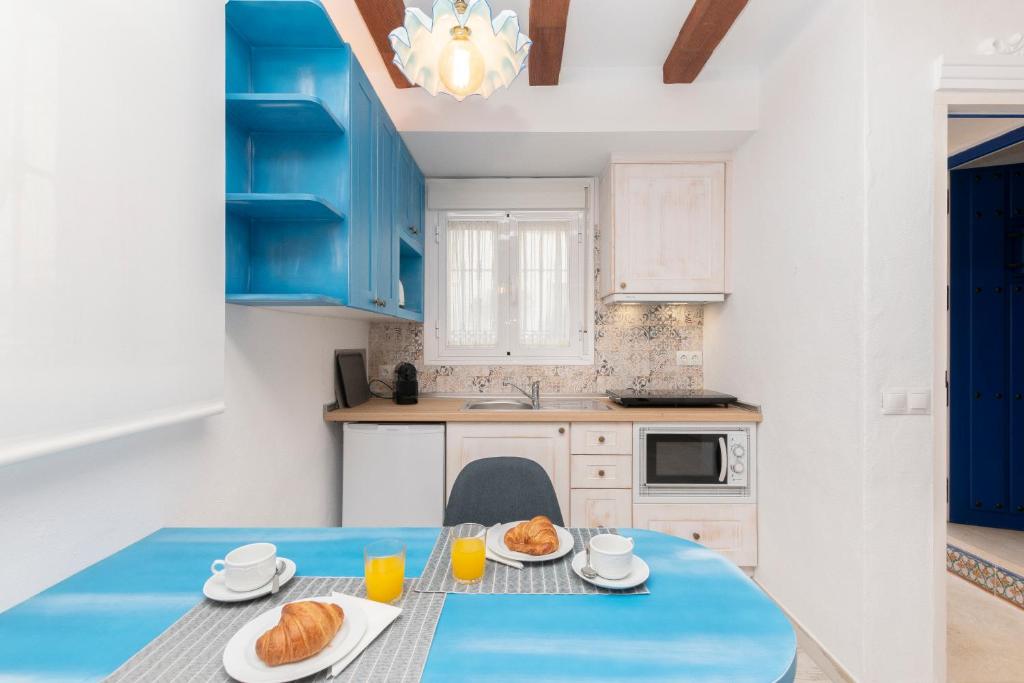 A kitchen or kitchenette at CASA AZUL - Boutique Apartments by Casa del Patio
