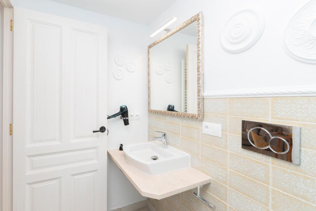 A bathroom at CASA AZUL - Boutique Apartments by Casa del Patio