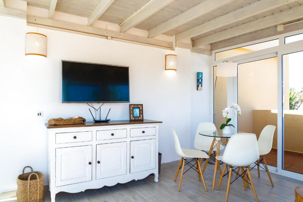 A television and/or entertainment centre at Attico Estrella