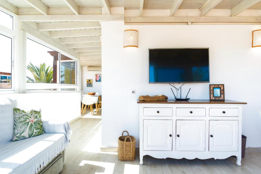 A television and/or entertainment centre at Attico Estrella