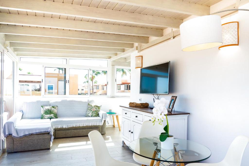 A seating area at Attico Estrella