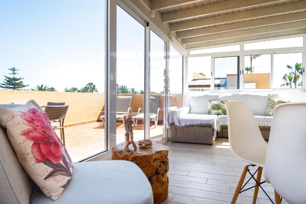 A seating area at Attico Estrella