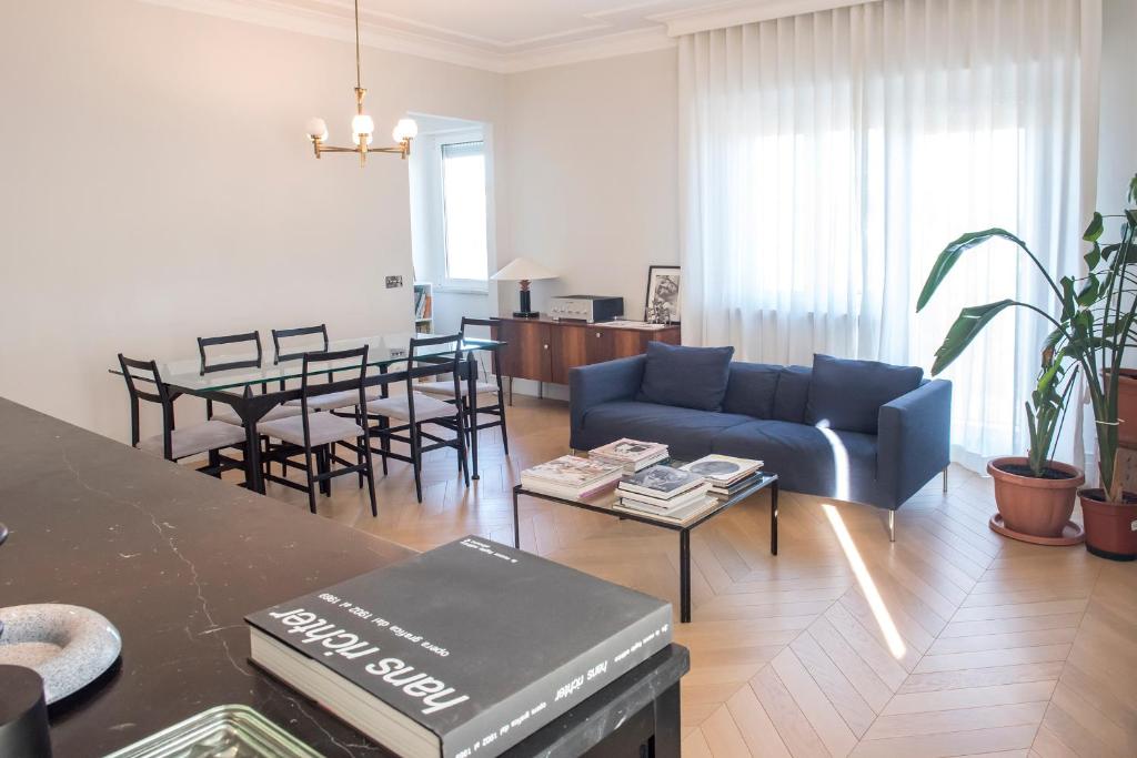 a living room with a blue couch and a table at N247 - Numana, meraviglioso quadrilocale in posizione strategica in Numana