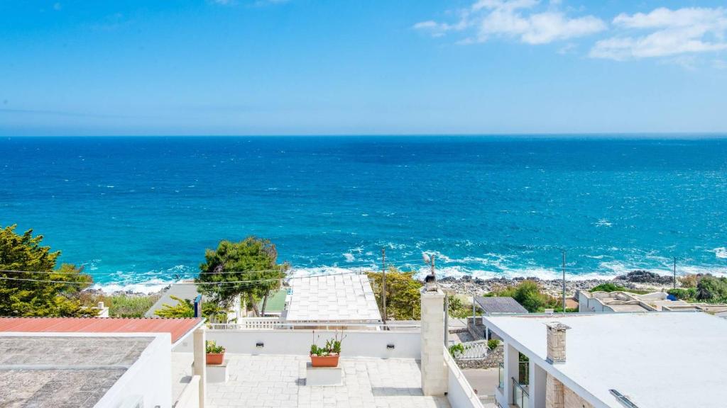 una vista sull'oceano dal balcone di una casa di Lamanna's Hotel Club a Castro di Lecce