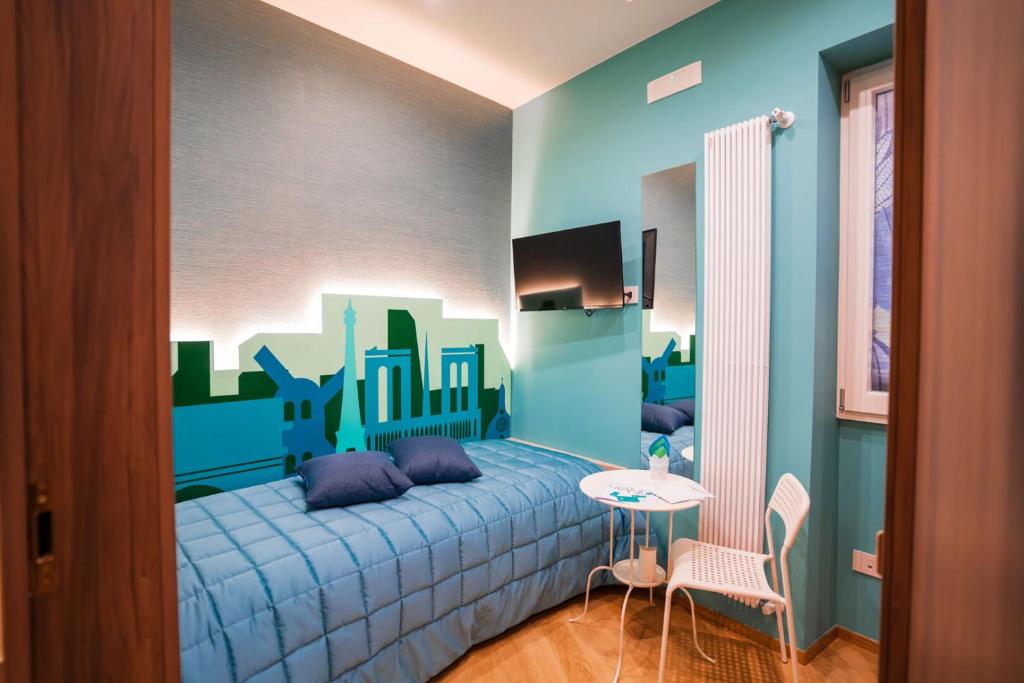 普利亞區格拉維納的住宿－Grantò B&B，卧室配有一张挂有城市壁画的床。