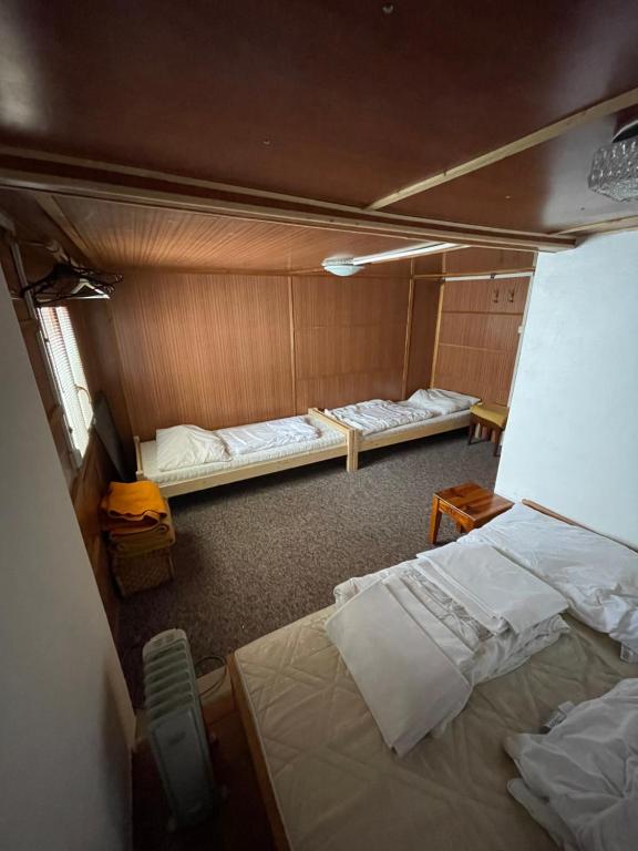 mały pokój z 2 łóżkami i telewizorem w obiekcie Chata Matičiar w mieście Martin