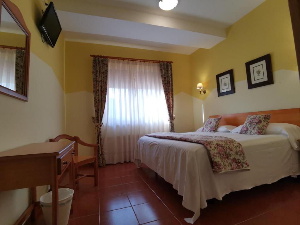 Postel nebo postele na pokoji v ubytování Hotel El Angliru
