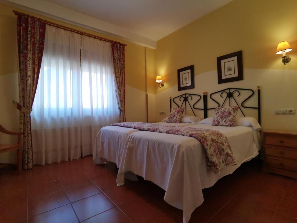 Postel nebo postele na pokoji v ubytování Hotel El Angliru