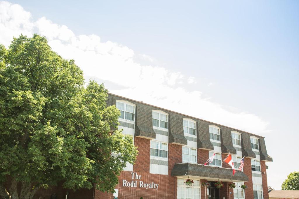 um edifício de tijolos vermelhos com bandeiras à frente em Rodd Royalty em Charlottetown