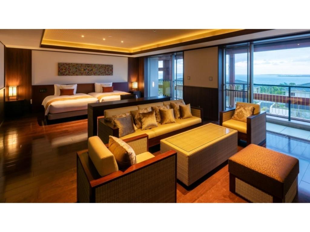 UechiにあるMiyakojima Kurima Resort Seawood Hotel - Vacation STAY 16228vのベッド2台とリビングルームが備わるホテルルームです。