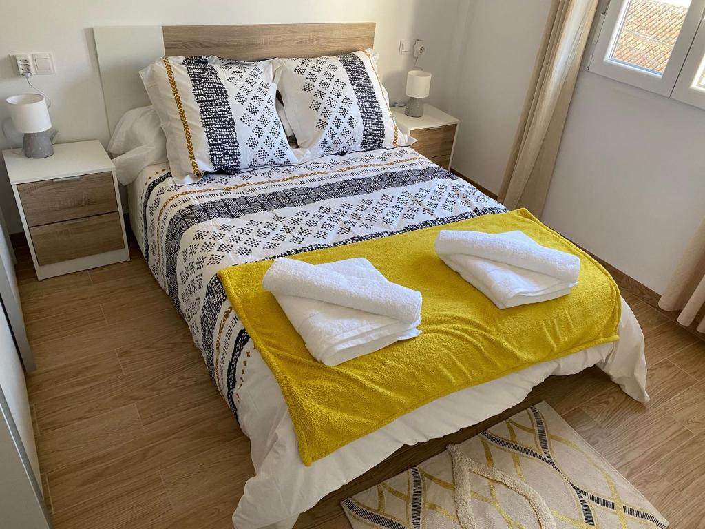 - une chambre avec un lit et 2 oreillers dans l'établissement La Casa de Pablo, à Cenes de la Vega
