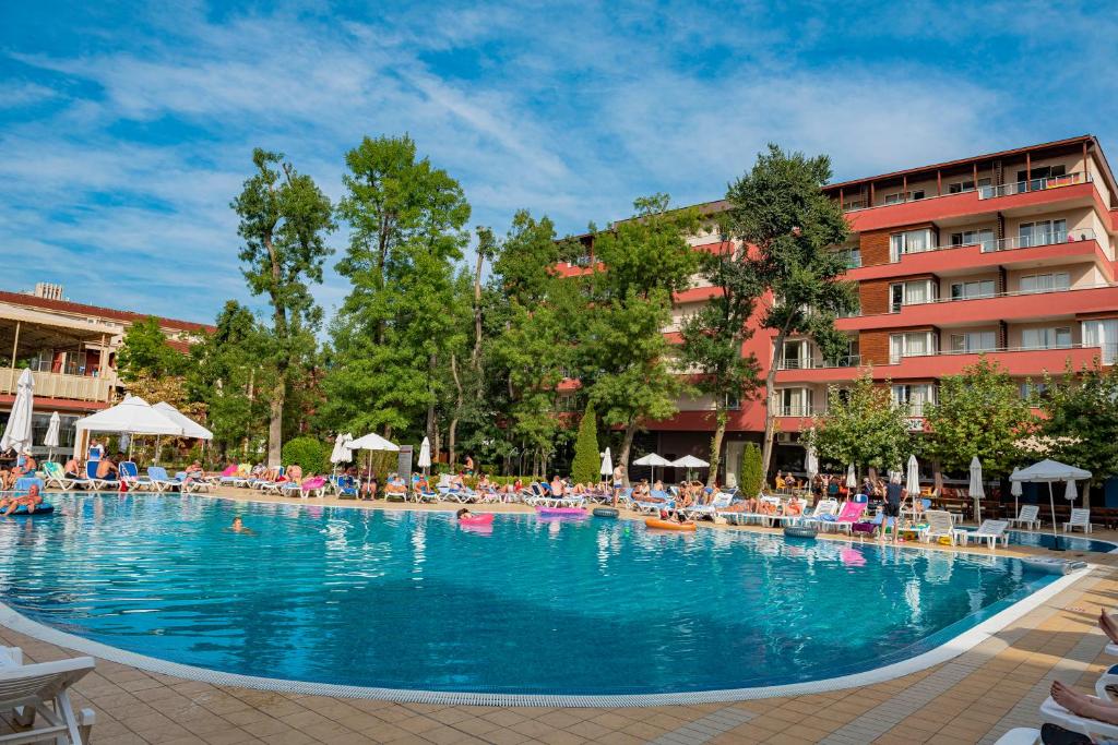 una gran piscina frente a un hotel en Menada Zornitsa Apartments, en Sunny Beach