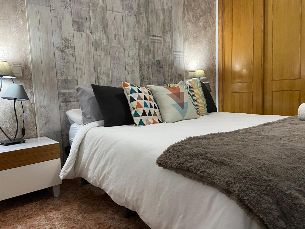1 dormitorio con 1 cama blanca grande con almohadas en Bungalow en Gran Alacant, en Gran Alacant