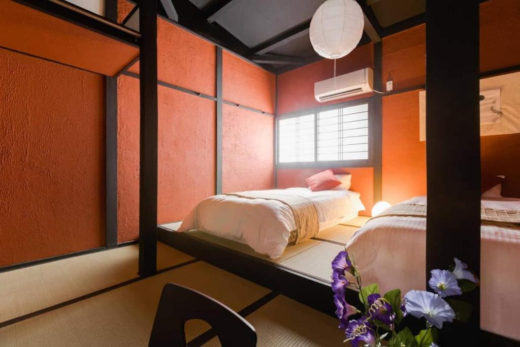 大阪市にあるOyado NAKAZ II - Vacation STAY 27698vのベッドルーム1室(ベッド2台、大きな鏡付)