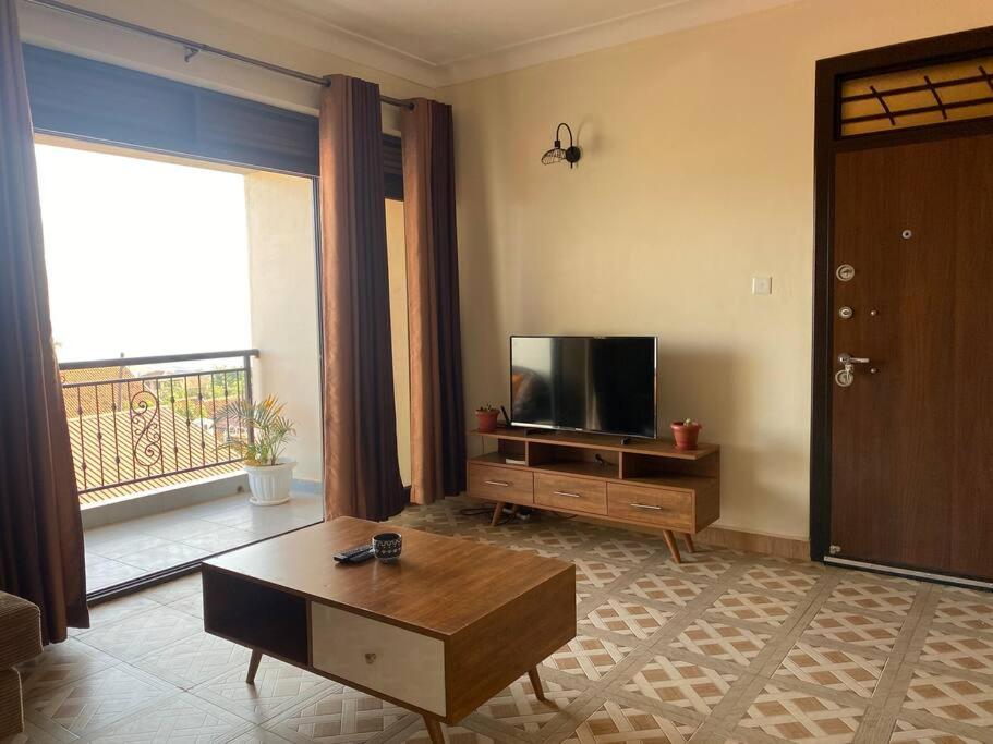 TV/trung tâm giải trí tại Relaxing 2 bedroom unit with scenic lake view
