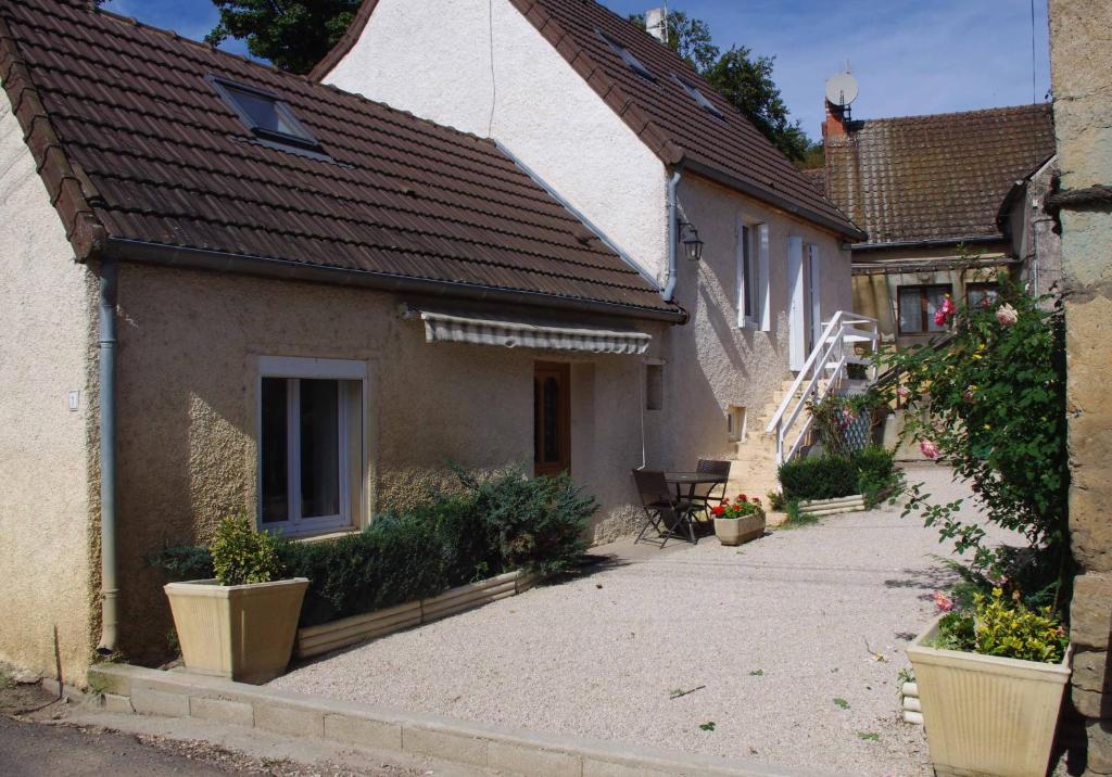 un patio de una casa con en Le Tâcheron en Saint-Sernin-du-Plain