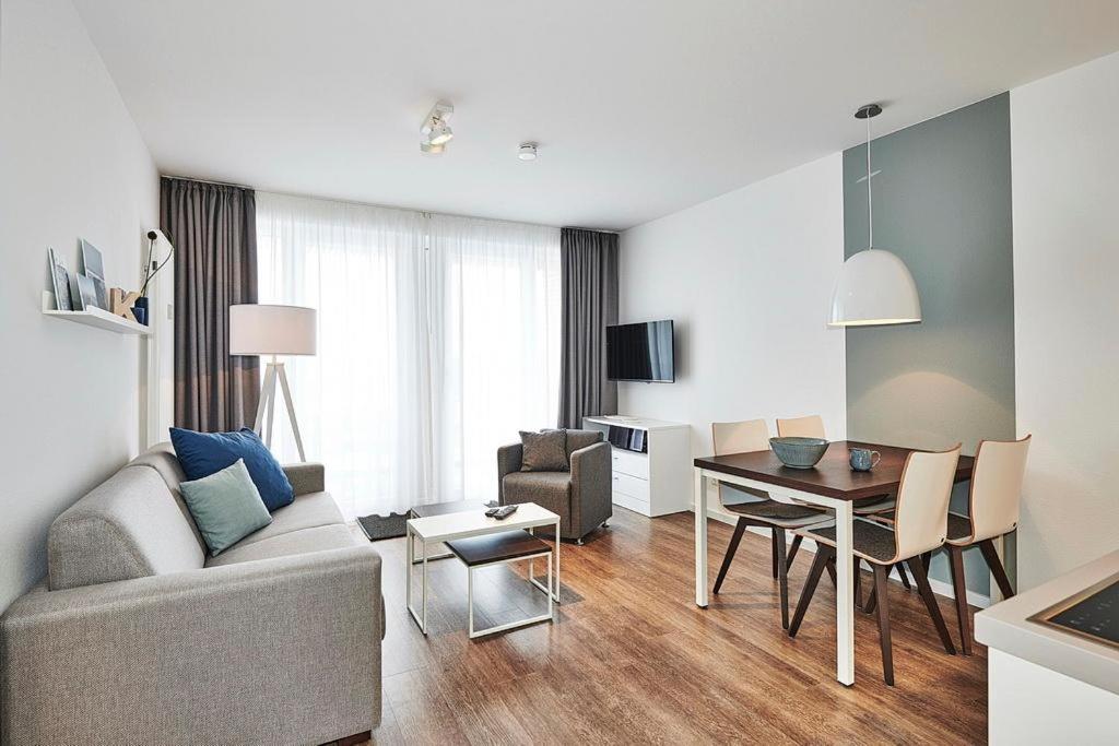 ein Wohnzimmer mit Sofa und Tisch in der Unterkunft Deichhäuser Anna Küste Deichhäuser Anna Küste 4-31 in Bensersiel