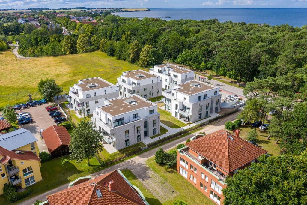 eine Luftansicht eines Hauses mit Parkplatz in der Unterkunft Aparthotel Ostseeallee Aparthotel Ostseeallee 2-12 in Boltenhagen