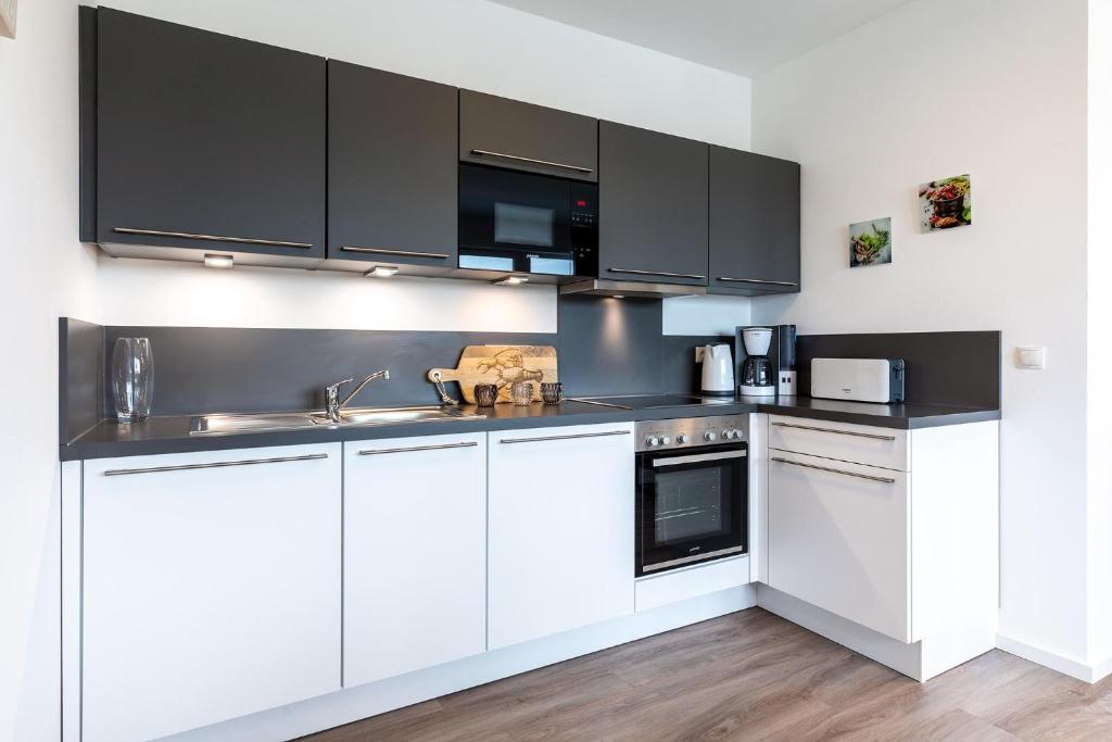 Kuchyň nebo kuchyňský kout v ubytování Aparthotel Ostseeallee Aparthotel Ostseeallee 3-27