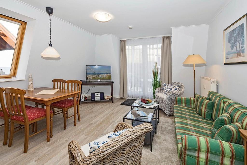 ein Wohnzimmer mit einem Sofa, einem Tisch und Stühlen in der Unterkunft Seehof Seehof 134 in Bansin