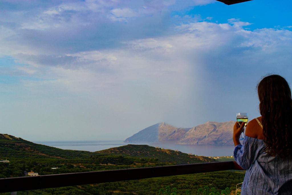 una mujer tomando una foto de la vista del océano en Private Pool with Sea & Mountain View ,Full Privacy - Villa Kyriaki, en Kissamos