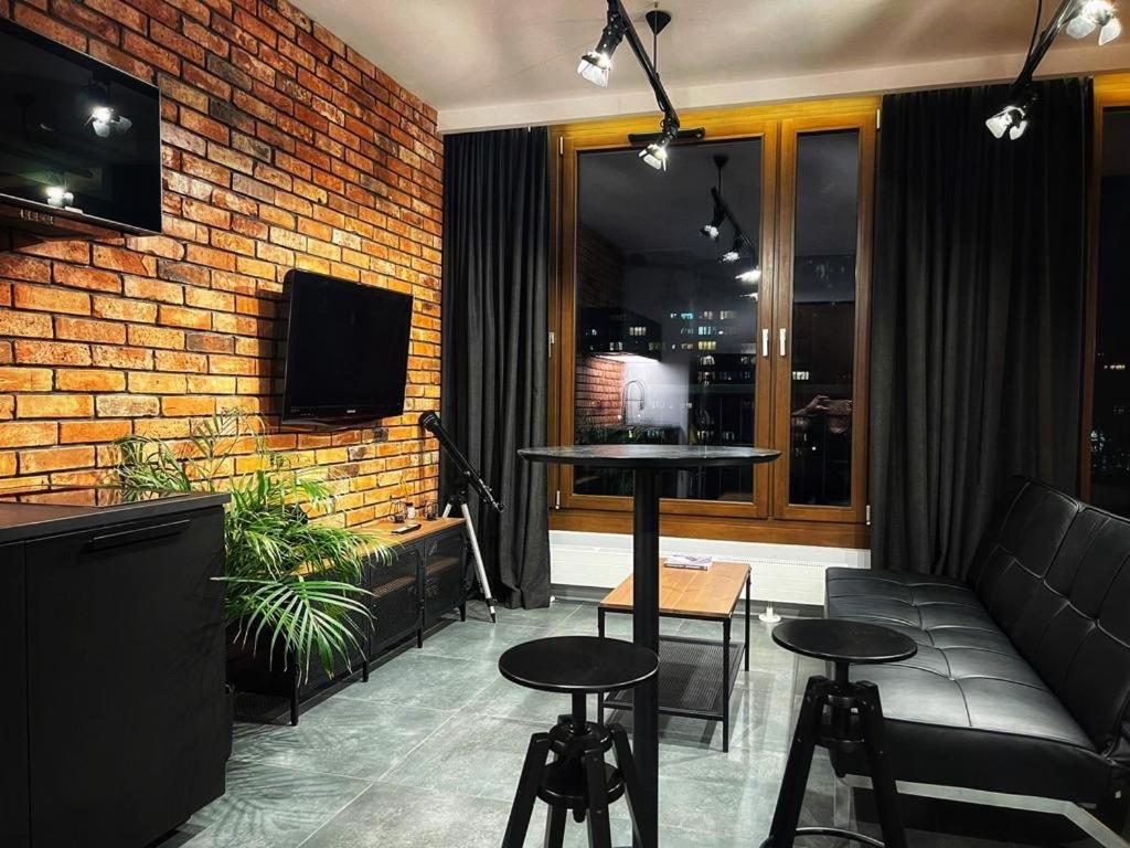 Televízia a/alebo spoločenská miestnosť v ubytovaní Loft Apartment Browary Warszawskie