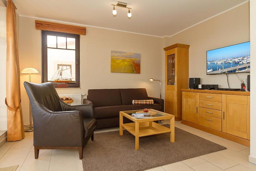 ein Wohnzimmer mit Sofa und Tisch in der Unterkunft Urlaubsräume am Meer Urlaubsräume am Meer 3-15 in Fulgen