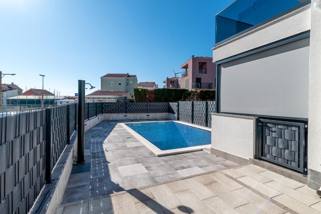 Bazén v ubytovaní Poolside 2 bedroom ap. MARE alebo v jeho blízkosti